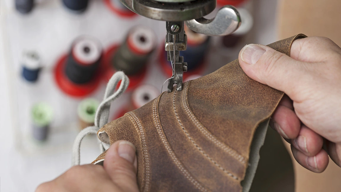 Mit Präzision wird jede Naht von Hand gesetzt, damit das Schuhwerk perfekt sitzt.